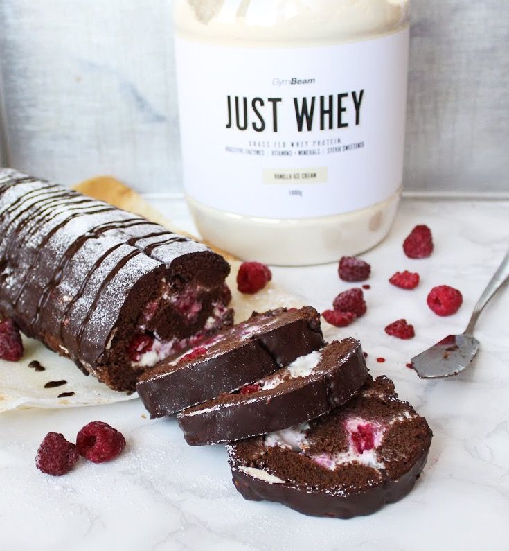 Шоколадно-творожный рулет с малиной